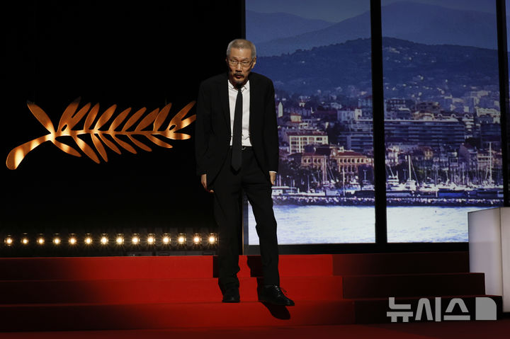 할리 베리 손잡은 심사위원 홍상수…칸 레드카펫 밟았다