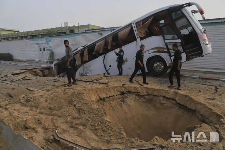 [칸유니스=AP/뉴시스] 13일(현지 시간) 가자지구 칸유니스에서 팔레스타인 주민들이 이스라엘군(IDF)의 유러피언 병원 공습 피해 현장을 살펴보고 있다. 이스라엘은 이날 하마스 지도자 무함마드 신와르를 표적 공격한 것으로 알려졌다. 2025.05.14.