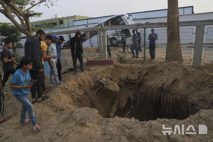 [칸유니스=AP/뉴시스] 13일(현지 시간) 가자지구 칸유니스에서 팔레스타인 주민들이 이스라엘군(IDF)의 유러피언 병원 공습 피해 현장을 살펴보고 있다. 가자지구 민방위청은 IDF의 공습으로 병원과 그 주변에서 최소 28명이 숨졌다고 밝혔다. IDF는 해당 병원 지하에 있는 하마스 ‘지휘통제소’를 공습했다고 주장했다. 2025.05.14.