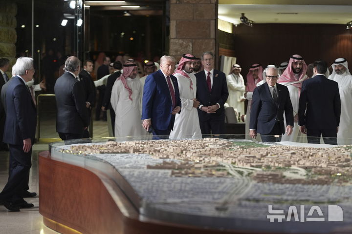 [리야드=AP/뉴시스]도널드 트럼프 미 대통령과 무함마드 빈 살만 사우디아라비아 왕세자가 13일(현지시각) 건설중인 도시 모형을 살펴보고 있다. 2025.5.14.