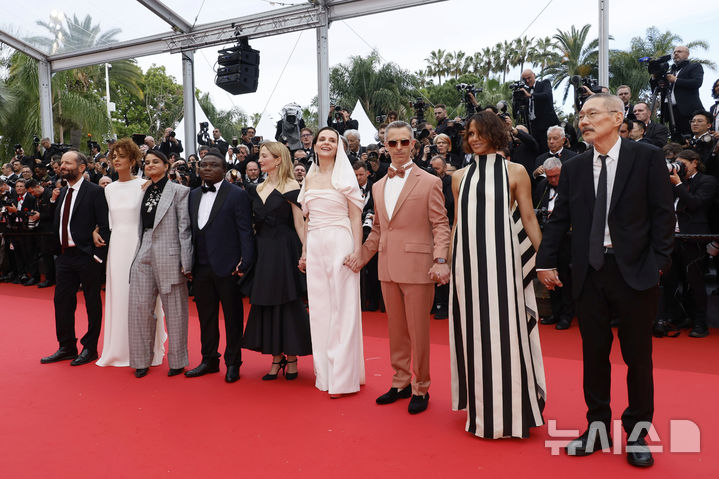 할리 베리 손잡은 심사위원 홍상수…칸 레드카펫 밟았다