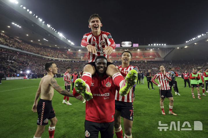 [선덜랜드=AP/뉴시스] 잉글랜드 프로축구 챔피언십 선덜랜드 선수단. 2025.05.13.