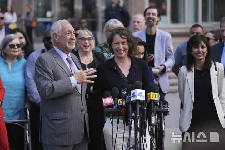 [AP/뉴시스] 13일 가석방 가능으로 형제의 형량이 감경되자 가족 친척들과 변호사가 웃고 있다 