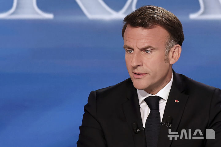 [AP/뉴시스] 에마뉘엘 마크롱 대통령이 13일 채널 TFI의 특별 프로그램에 참여해 말하고 있다