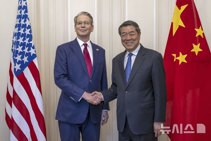 [제네바(스위스)=AP/뉴시스]스콧 베센트 미 재무장관(왼쪽)이 지난 10일 토요일 스위스 제네바에서 열린 미-중 회담에서 허리펑(何立峰) 중국 부총리와 악수하고 있다. 베센트 장관은 "미·중 무역협상은 '약간 교착 상태'에 빠져 있으며 도널드 트럼프 대통령과 시진핑(習近平) 중국 국가주석의 통화로 다시 활기를 불어넣을 필요가 있을 것"이라고 말했다고 파이낸셜 타임스(FT)가 30일 보도했다. 2025.05.30.