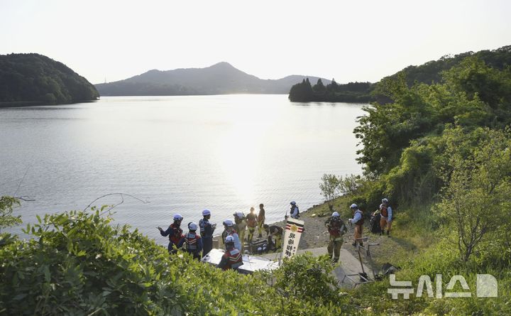 [AP/뉴시스] 일본 중부 이누야마 소재 저수지 앞에서 추락 항공기 수색이 준비되고 있다.