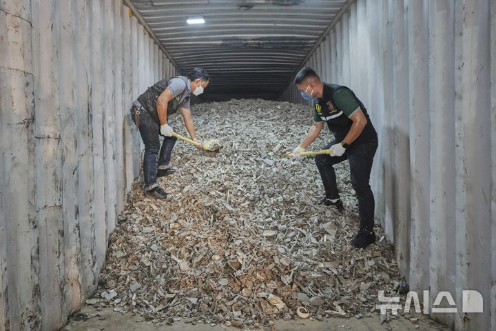 <font style="vertical-align: inherit;"><font style="vertical-align: inherit;"></font></font>[방콕=AP/뉴시스]14일 태국 공무원들이 방콕 항구에서 압수한 미국발 불법 수입 전자 폐기물을 보여주는 모습. 2025.5.15