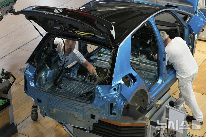 [드레스덴=AP/뉴시스] 독일 드레스덴에 있는 폴크스바겐 공장에서 직원들이 전기자동차를 조립하고 있다. 자료사진. 2025.11.06