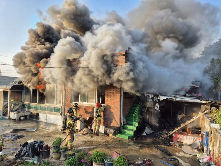 [보령=뉴시스] 지난 13일 오후 6시2분께 충남 보령시 대천동의 한 단독주택에서 불이 나 현장에 출동한 소방대원들이 진화에 나서고 있다. (사진=보령소방서 제공) 2025.05.14. photo@newsis.com *재판매 및 DB 금지