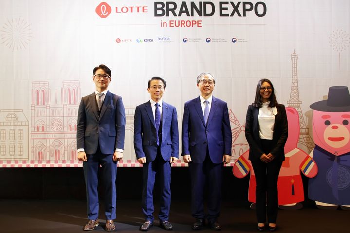 지난 12일 프랑스 파리 '파빌리온 방돔'에서 '대한민국 브랜드 엑스포' 개막식이 진행됐다. 왼쪽부터 김종현 KOTRA 소비재바이오실장, 김재겸 롯데홈쇼핑 대표, 문승현 주프랑스대사, Charafa CHEBANI 프랑스상공회의소 부대표. (사진=롯데홈쇼핑 제공) *재판매 및 DB 금지