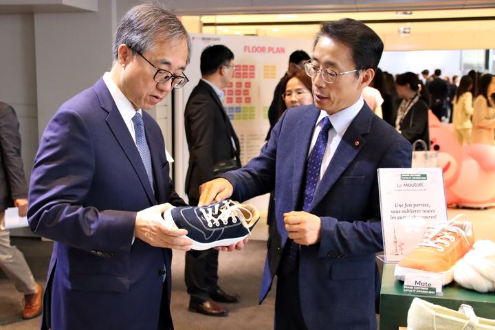 지난 12일 프랑스 파리 '파빌리온 방돔'에서 '대한민국 브랜드 엑스포' 개막식이 진행됐다. 왼쪽부터 문승현 주프랑스대사, 김재겸 롯데홈쇼핑 대표. (사진=롯데홈쇼핑 제공) *재판매 및 DB 금지