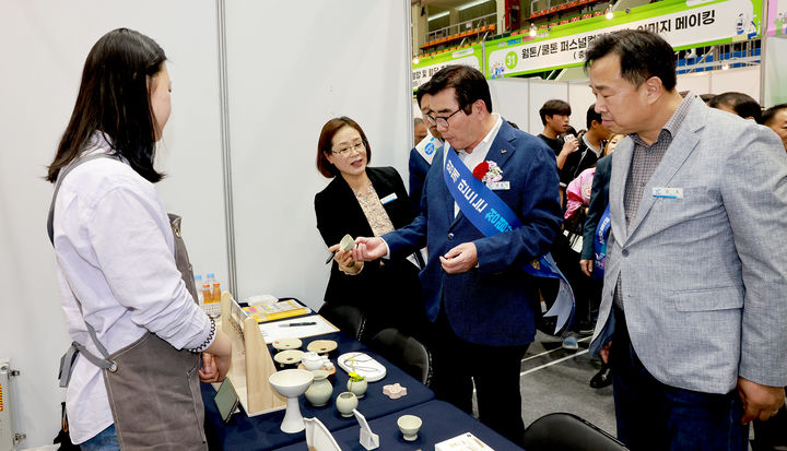 [보령=뉴시스] '2025 보령시 취·창업박람회'를 둘러보는 김동일 보령시장. (사진=보령시청 제공) *재판매 및 DB 금지