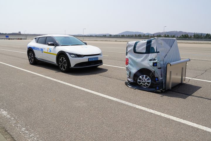 [서울=뉴시스] AEBS 실험에서 정지된 차량(더미)에 첨단안전장치(ADAS)가 반응해 멈춘 모습. 2025.05.14. (사진=교통안전공단 제공) photo@newsis.com *재판매 및 DB 금지