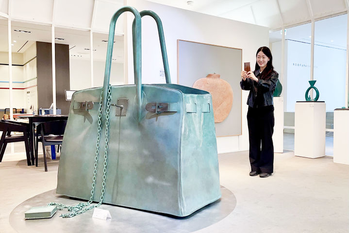 갤러리아 명품관 웨스트 5층에 전시 중인 김선영 조각가의 작품 ‘VESSEL’ 작품 크기 : 가로 165cm x세로 85cm x 높이 185cm. (사진=한화갤러리아 제공) *재판매 및 DB 금지