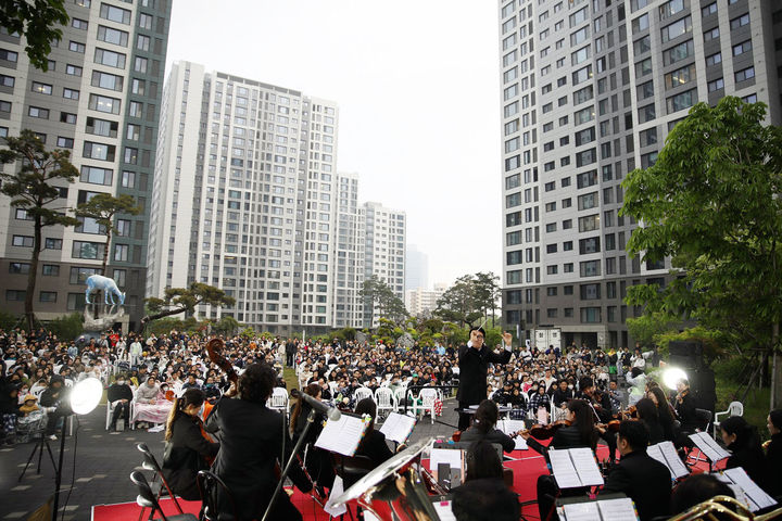 영흥숲 푸르지오 파크비엔 단지에서 웨스턴심포니 오케스트라가 연주를 선보이고 있다. (사진=대우건설 제공) *재판매 및 DB 금지
