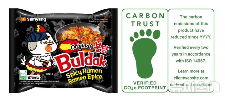 [서울=뉴시스] 불닭볶음면 수출 공용 패키지(左)와 카본트러스트 인증마크(右). (사진= 삼양라운드스퀘어 제공)