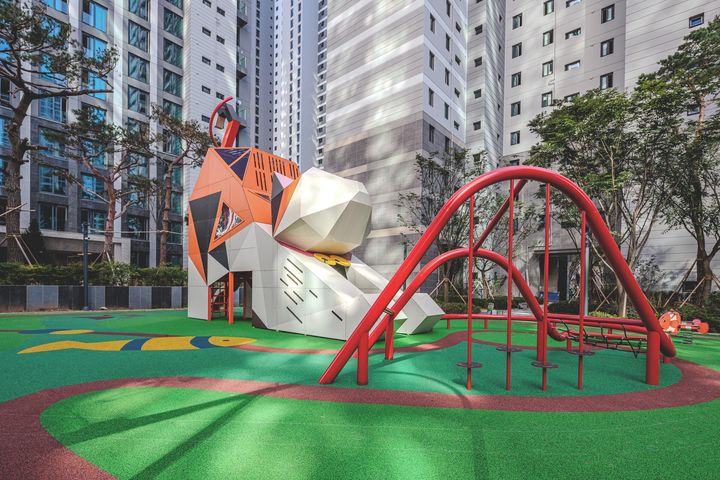 [서울=뉴시스] 가시광촉매 차열 고무칩 포장기술이 적용된 올림픽파크포레온 놀이터. 2025.05.14. (사진=현대건설 제공) photo@newsis.com&nbsp; *재판매 및 DB 금지