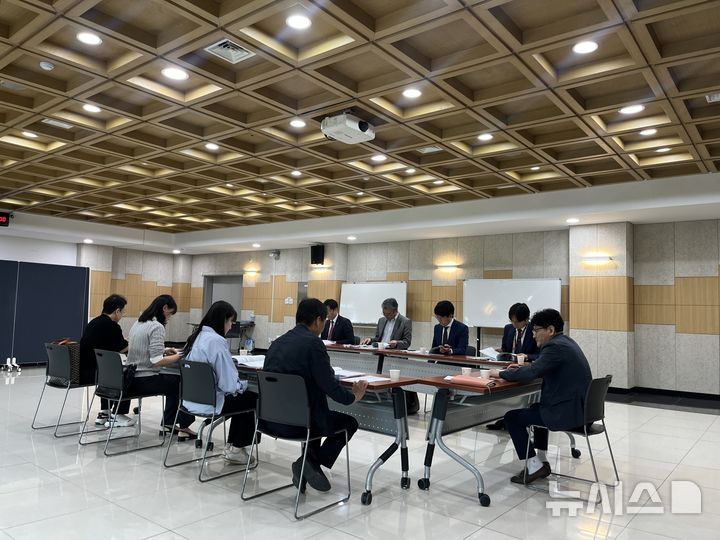 [군포=뉴시스] 점검단이 실태조사를 위한 회의를 열고 있다. (사진=군포시 제공).2025.05.14. photo@newsis.com