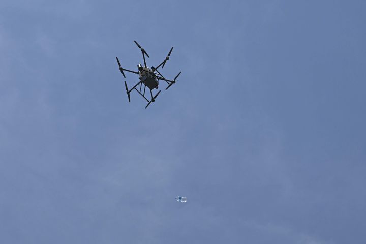 [서울=뉴시스] 5월 13일 울산 일산항 일대에서 진행된 해군 주관 '전·평시 상용 무인체계 작전 운용 가능성 검증훈련'에서 폭탄투하용 멀티콥터 드론이 육상표적을 타격을 위해 폭탄으로 모사한 물병을 투하하고 있다. (사진=해군 제공) 2025.05.14. photo@newsis.com *재판매 및 DB 금지