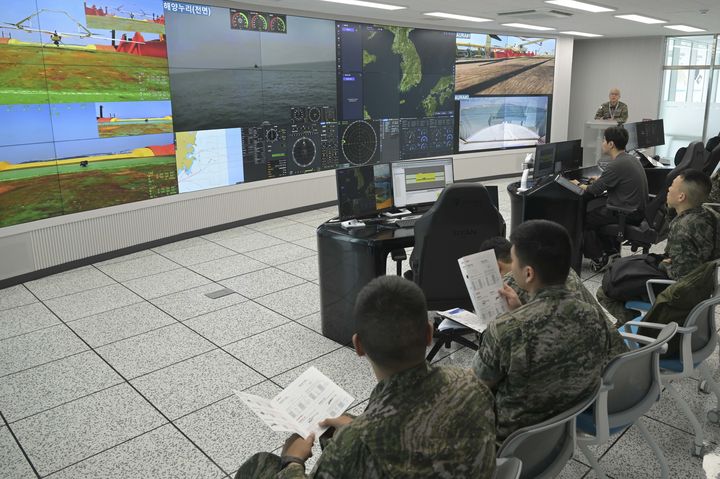 [서울=뉴시스] 5월 12일 울산 일산항 일대에서 진행된 해군 주관 '전·평시 상용 무인체계 작전 운용 가능성 검증훈련'에 참가한 민관군 훈련 관계관들이 자율운항선박성능실증센터 내 전시화면을 통해 훈련 진행상황을 지켜보고 있다. (사진=해군 제공) 2025.05.14. photo@newsis.com *재판매 및 DB 금지
