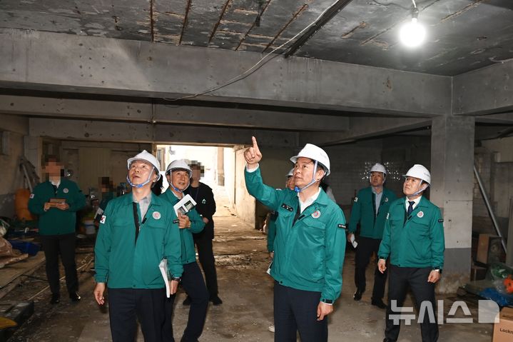 [부천=뉴시스] 정일형 기자 = 조용익 부천시장이 관계 공무원들과 함께 긴급 안전조치가 필요한 민간시설의 안전상황을 점검하고 있다. (사진=부천시 제공)