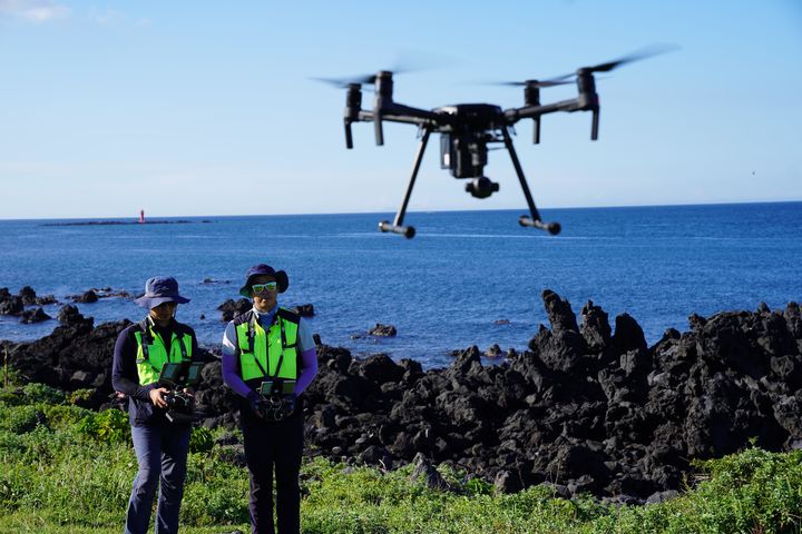 [서울=뉴시스] 드론을 이용해 측량하는 모습. 2025.05.14. (사진=국토교통부 제공) photo@newsis.com *재판매 및 DB 금지