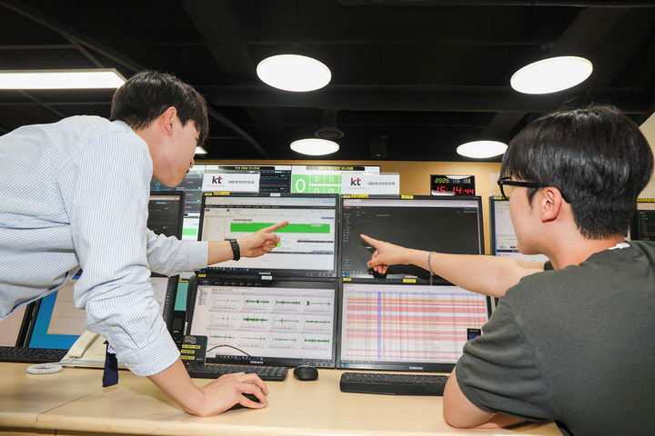 [서울=뉴시스] KT 직원들이 경기도 과천에 위치한 KT 통합관제센터에서 DDoS 등 사이버 공격에 대비하며 관제하고 있다. (사진=KT 제공) *재판매 및 DB 금지