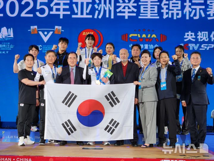 [전주=뉴시스] 전북 역도 문민희가 기념촬영을 하고 있다. (사진= 전북체육회 제공) *재판매 및 DB 금지