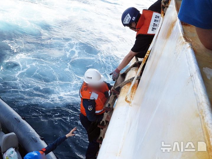 [제주=뉴시스] 14일 오전 제주 서귀포 남서쪽 약 563㎞ 해상에서 중국어선에 구조된 887어진호 선원 8명이 제주해양경찰청 경비함정으로 인계되고 있다. 전날 오후 887어진호는 동중국해에서 조업을 마치고 복귀하던 중 침수 사고를 당했다. (사진=제주해양경찰청 제공) 2025.05.14. photo@newsis.com 
