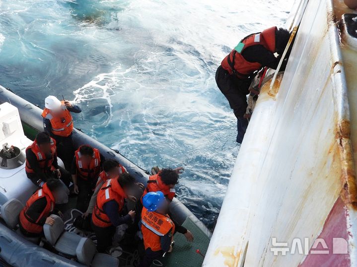 [제주=뉴시스] 5월14일 오전 제주 서귀포 남서쪽 약 563㎞ 해상에서 중국해경에 구조된 887어진호 선원 8명이 제주해양경찰청 경비함정으로 인계되고 있다. 전날 오후 887어진호는 동중국해에서 조업을 마치고 복귀하던 중 침수 사고를 당했다. 파란색 보호구를 착용하 인원들이 중국 해경이다. (사진=뉴시스 DB). photo@newsis.com 