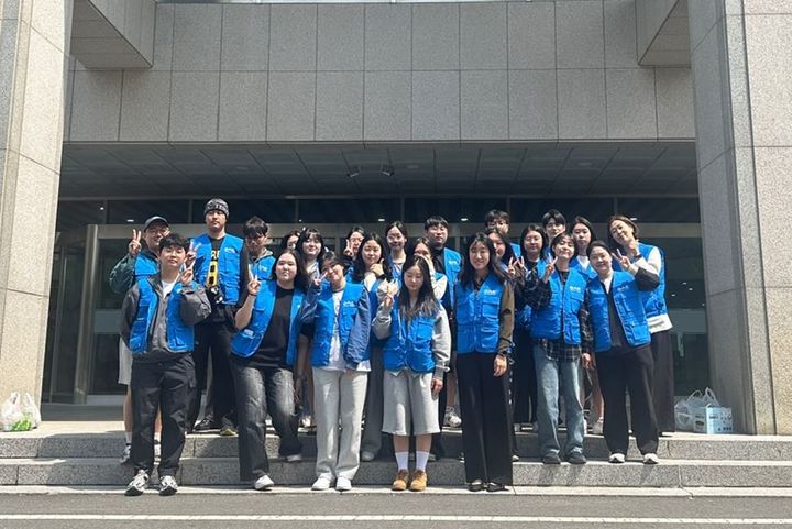 [대전=뉴시스] 우송정보대 '그린로드 플로깅' 참가자들 기념촬영. (사진=우송정보대 제공) *재판매 및 DB 금지