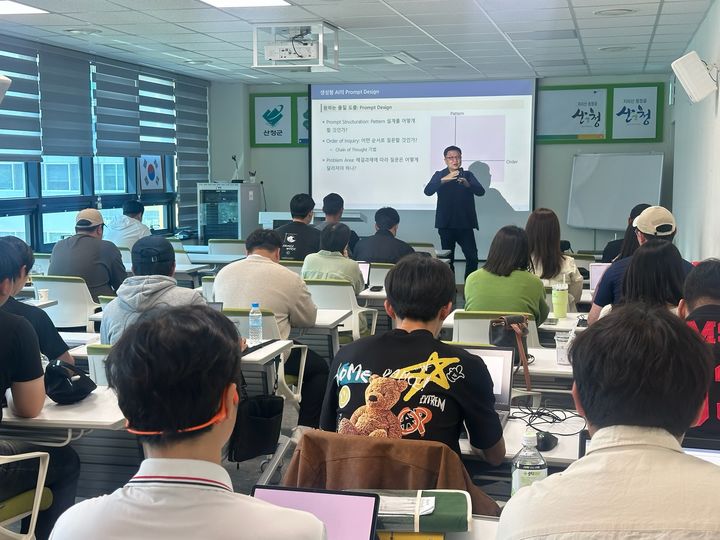 [산청=뉴시스] 산청군4-H연합회 과제 교육 (사진=산청군 제공) 2025. 05. 14. photo@newsis.com&nbsp;&nbsp; *재판매 및 DB 금지