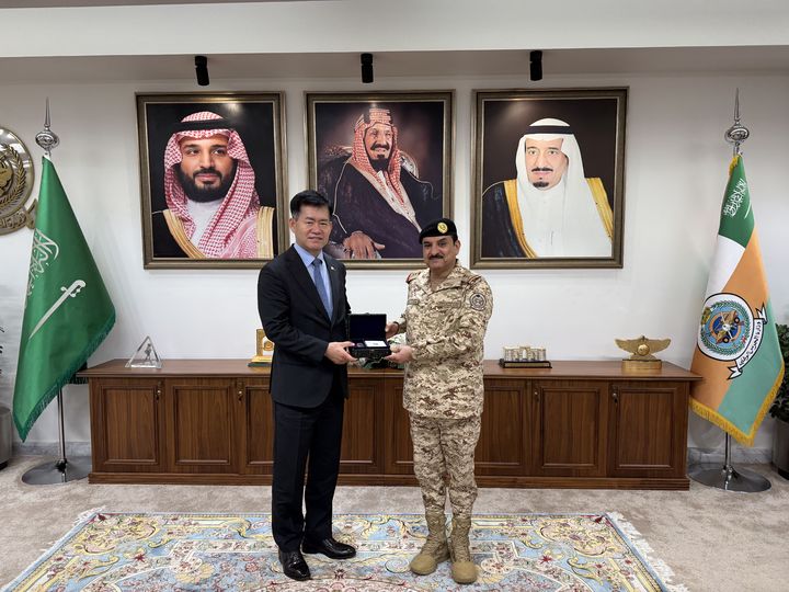 [서울=뉴시스] 석종건 방위사업청장이 살레 빈 압둘라만 알하르비 사우디 국가방위군 총장과 기념촬영을 하고 있다. (사진=방위사업청 제공) 2025.05.14. photo@newsis.com *재판매 및 DB 금지