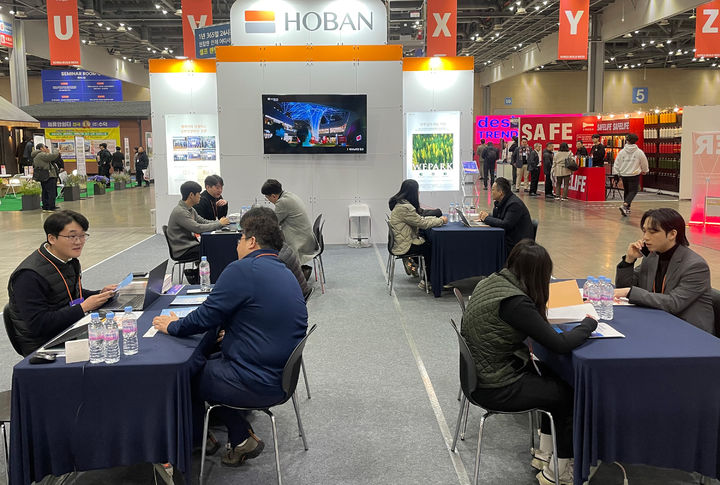 [서울=뉴시스] 호반건설이 지난 2월 ‘2025 코리아빌드위크’에서 협력업체의 홍보 부스를 지원하고 구매상담회 프로그램을 운영하는 모습. (사진=호반 제공) 2025.05.14. photo@newsis.com *재판매 및 DB 금지