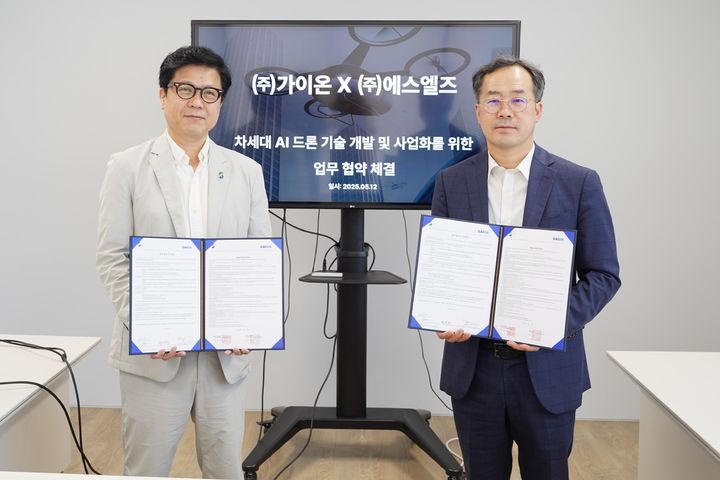 (좌)에스엘즈 정재헌 대표와 가이온 강현섭 대표가 MOU 체결 기념 사진을 촬영하고 있다.(사진=가이온 제공) *재판매 및 DB 금지