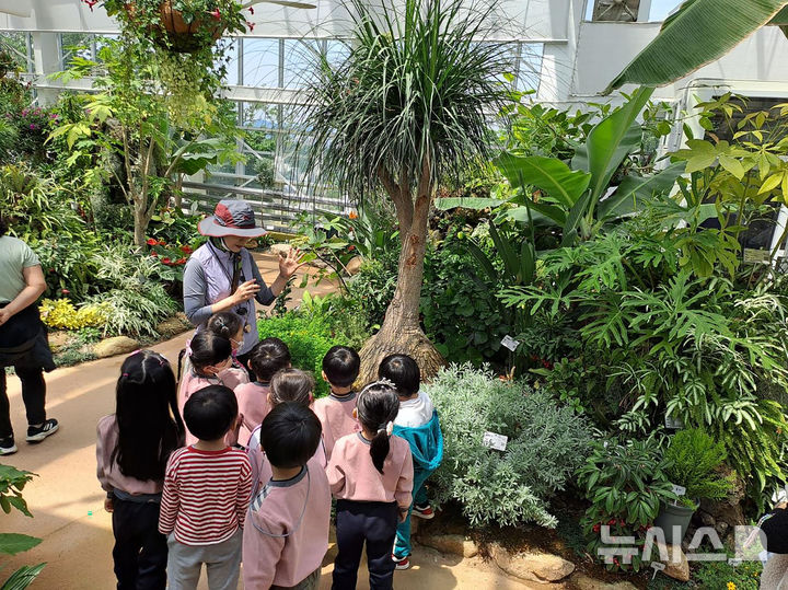 [성남=뉴시스] 성남시식물원(중원구 은행동)에서 진행 중인 온실 스토리텔링 프로그램 (사진=성남시 제공) 2025.05.14.photo@newsis.com2025.05.14.photo@newsis.com