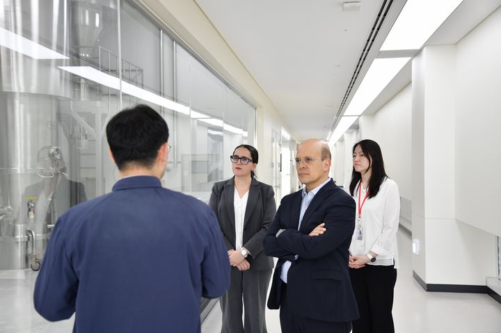 [서울=뉴시스] 한미약품 파트너사인 실라네스 BD팀 펠리페 마르티네스(왼쪽 세 번째) 디렉터와 파울리나 오테이사(왼쪽 두 번째) 매니저가 팔탄 스마트플랜트 제조시설을 둘러보고 있다. (사진=한미약품 제공) 2025.05.14. photo@newsis.com *재판매 및 DB 금지