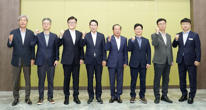 [서산=뉴시스] 서산베니키아호텔에서 14일 대산석유화학단지 대기업 4개사 대표들이 참석한 가운데 정부 산업위기 선제대응지역 지정을 위한 방안을 모색한 뒤 단체로 기념 사진을 찍고 있다. (사진=서산시 제공) 2025.05.14. photo@newsis.com *재판매 및 DB 금지