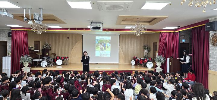[대구=뉴시스] 대구 달서구는 지역 내 어린이들이 놀이시설을 보다 안전하고 즐겁게 이용할 수 있도록 '찾아가는 어린이 놀이시설 안전교육'을 운영한다. (사진=대구 달서구 제공) 2025.05.14. photo@newsis.com *재판매 및 DB 금지