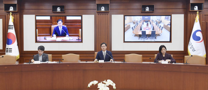 [세종=뉴시스] 김범석 기획재정부 장관 직무대행이 14일 오전 서울 종로구 정부서울청사에서 열린 '경제관계장관회의 겸 산업경쟁력강화관계장관회의'를 주재, 모두발언을 하고 있다. (사진=기재부 제공) 2025.05.14. photo@newsis.com *재판매 및 DB 금지