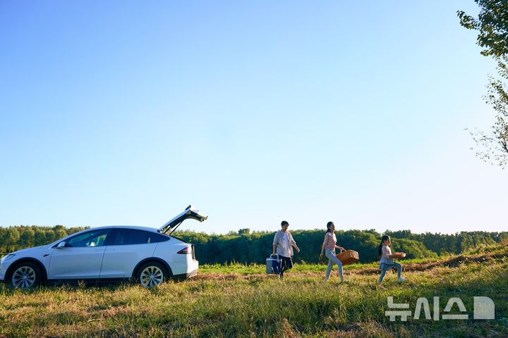 [서울=뉴시스]캠핑 등을 즐기는 야외 공간에는 살인 진드기라 불리는 작은소참진드기의 위험이 도사리고 있다. 작은소참진드기에 물려 전염되는 중증열성혈소판감소증후군(SFTS)은 사망률이 약 20%에 달하지만, 백신이나 근본적인 치료제가 없어 예방이 최선이다. (사진= 게티이미지 뱅크 제공) 2025.05.14. photo@newsis.com. 