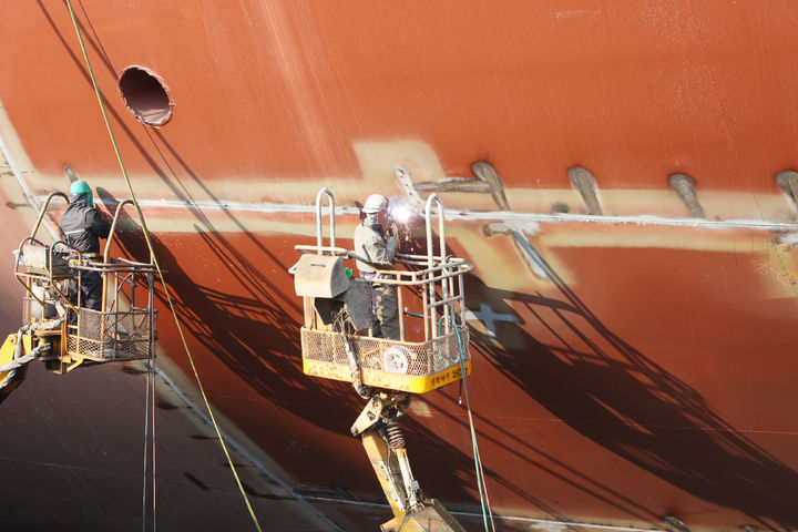 [영암=뉴시스]조선소 선박용접. (사진=영암군 제공) 2025.05.14. photo@newsis.com *재판매 및 DB 금지