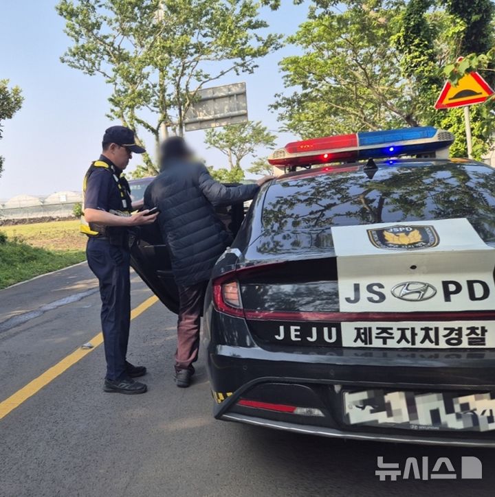 [제주=뉴시스] 제주도자치경찰단이 12일 오후 제주시 구좌읍 평대리에서 실종 신고가 접수된 70대 치매 노인을 발견해 자택으로 후송하고 있다. (사진=제주도자치경찰단 제공) 2025.05.15. photo@newsis.com