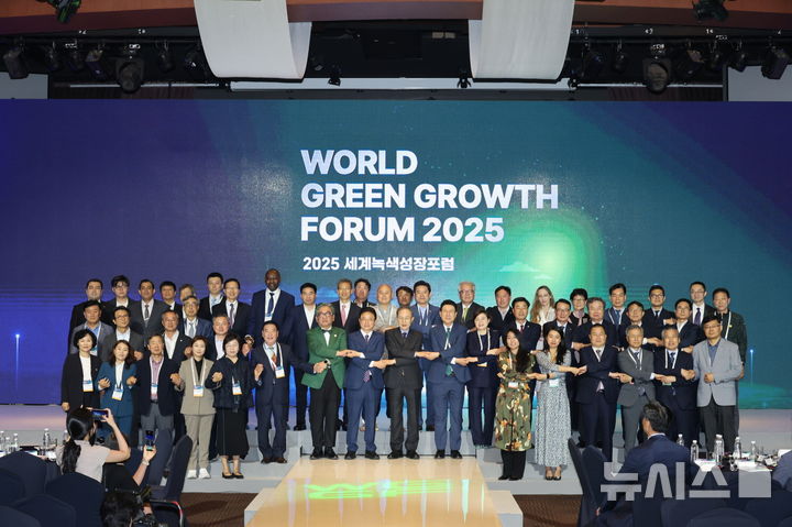 [포항=뉴시스] 송종욱 기자 = 녹색 도시의 발전 방향을 모색하는 '2025 세계녹색성장포럼((WGGF 2025)'이 14일 라한호텔 포항에서 개막했다. 사진은 WGGF 개막식에서 주요 참석자들이 기념 촬영하는 모습. (사진=포항시 제공) 2025.05.14. photo@newsis.com
