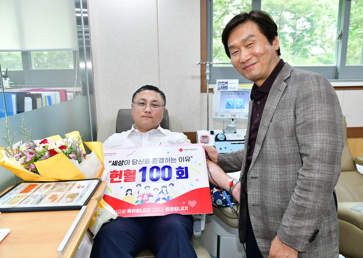 '헌혈 유공 명예장'을 수상한 김도연 민주통일 경북청년위원장(왼쪽)이 조현일 경산시장으로부터 축하를 받고 있다. (사진=경산시 제공) *재판매 및 DB 금지