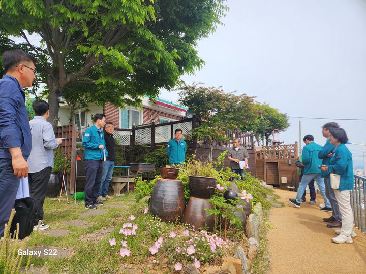 [통영=뉴시스] 신정철 기자= 통영시는 지난 4월 14일부터 오는 6월 13일까지 61일간 유관기관 및 민간전문가와 함께 공장시설, 숙박업소, (낚시)어선 등 관내 취약시설 105개 시설에 대한 집중안전점검을 실시하고 있다. 사진은 지난 13일 조형호 부시장이 직접 태평동 일대 노후 단독주택 5개소를 방문, 안전점검을 실시한 후 점검총평회를 갖고 있다.(사진=통영시 제공).2025.05.14. photo@newsis.com *재판매 및 DB 금지