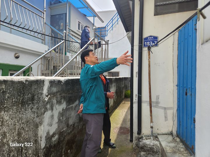 [통영=뉴시스] 신정철 기자= 통영시는 지난 4월 14일부터 오는 6월 13일까지 61일간 유관기관 및 민간전문가와 함께 공장시설, 숙박업소, (낚시)어선 등 관내 취약시설 105개 시설에 대한 집중안전점검을 실시하고 있다. 사진은 지난 13일 조형호 부시장이 직접 태평동 일대 노후 단독주택 5개소를 방문해 안전점검을 실시하고 있다.(사진=통영시 제공).2025.05.14. photo@newsis.com *재판매 및 DB 금지