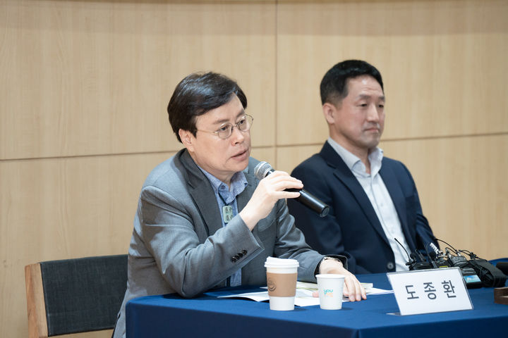 [서울=뉴시스] 14일 서울 마포구 창비서교빌딩에서 열린 고(故) 신경림 작가의 유고시집 '살아 있는 것은 아름답다' 간담회에 참석한 도종환(왼쪽) 시인과 유가족 신병규씨.(사진=창비 제공) 2025.05.14. photo@newsis.com *재판매 및 DB 금지