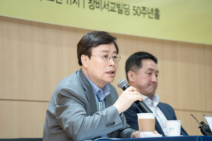 [서울=뉴시스] 14일 서울 마포구 창비서교빌딩에서 열린 고(故) 신경림 작가의 유고시집 '살아 있는 것은 아름답다' 간담회에 참석한 도종환(왼쪽) 시인과 유가족 신병규씨.(사진=창비 제공) 2025.05.14. photo@newsis.com *재판매 및 DB 금지