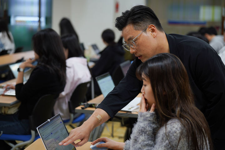 [경산=뉴시스] 대구가톨릭대학교는 인공지능(AI) 기반 자기소개서 작성 역량을 강화하기 위한 '면접왕 이형×대구고용복지플러스센터와 함께하는 원데이 클래스 취업솔루션'를 열었다고 14일 밝혔다. (사진=대구가톨릭대 제공) 2025.05.14. photo@newsis.com&nbsp; *재판매 및 DB 금지